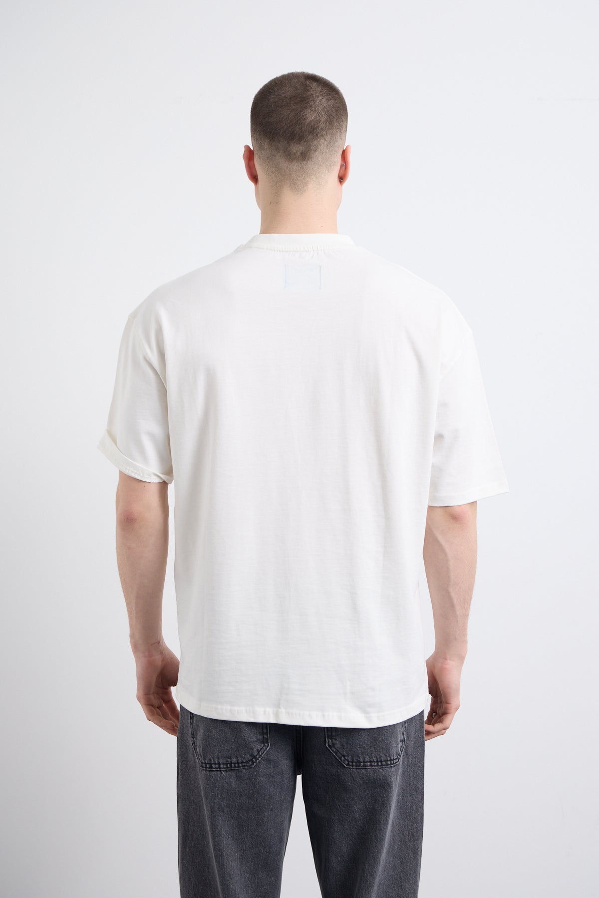 Minimal Nakış Detaylı Beyaz T-shirt