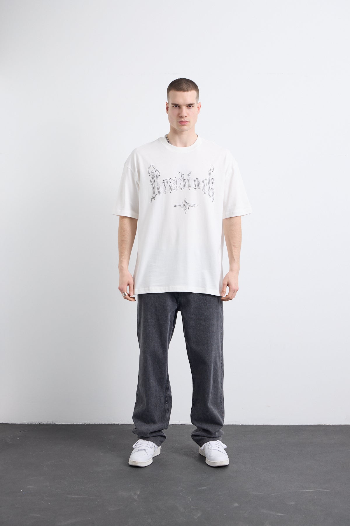 Gri Taş Baskı Detaylı Beyaz T-shirt
