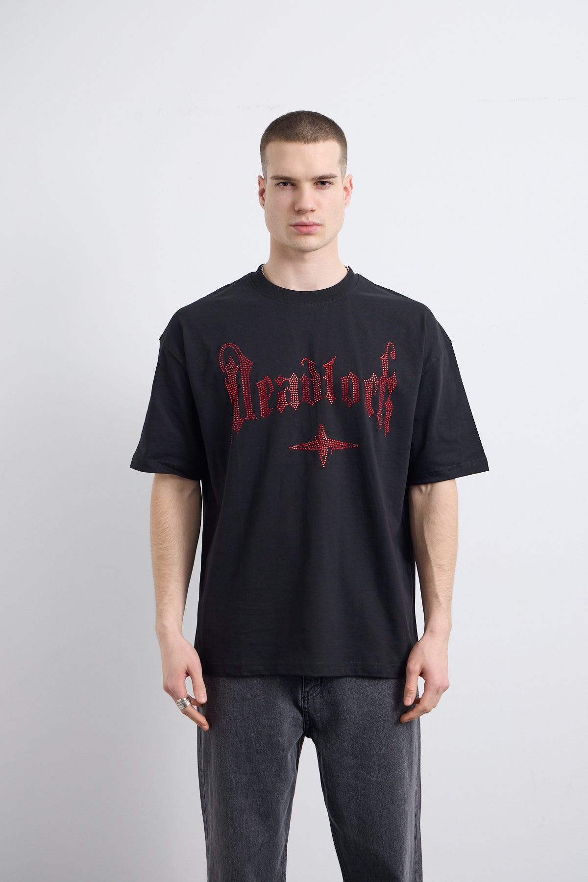 Kırmızı Taş Baskı Detaylı Siyah T-shirt