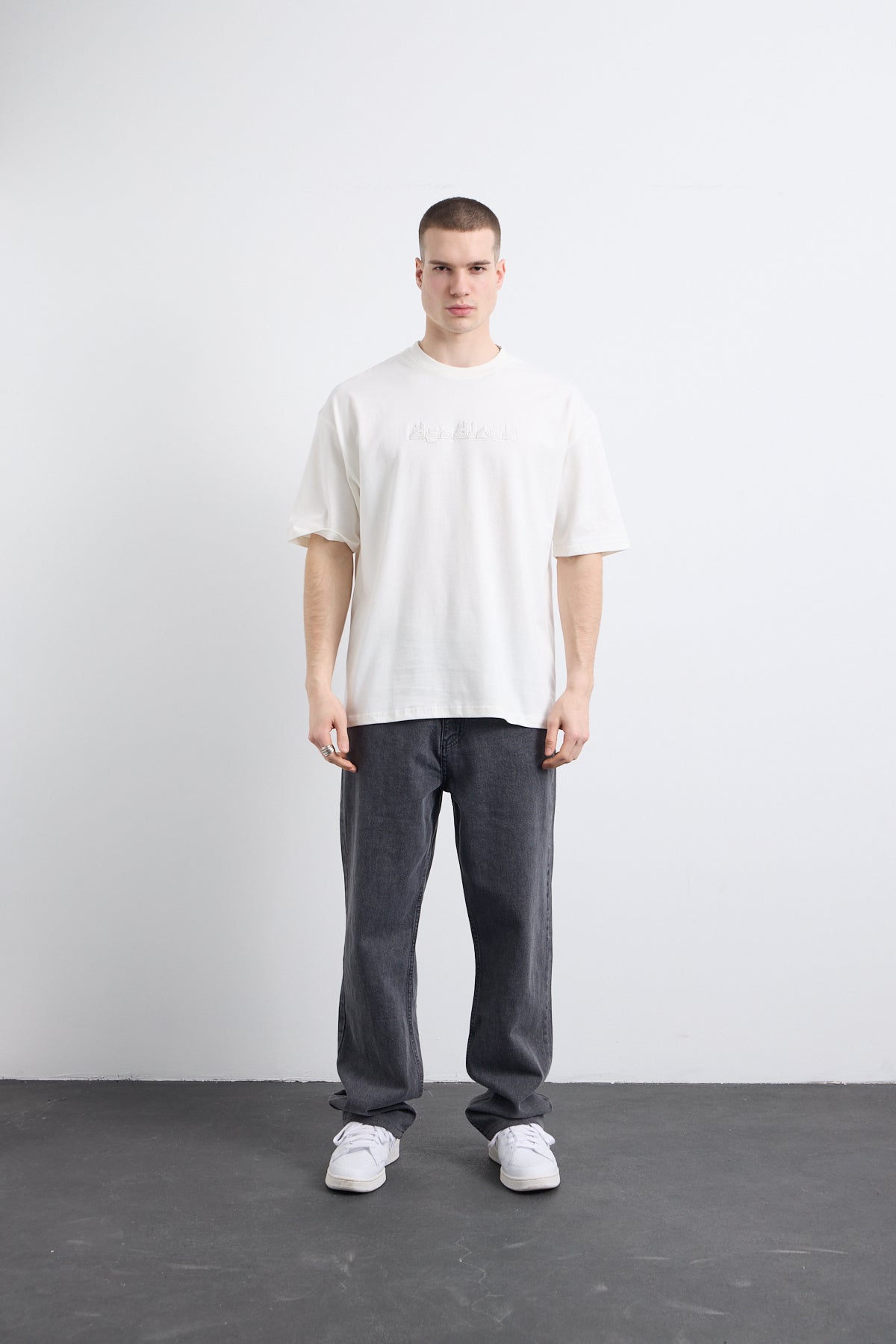 Beyaz Nakış Detaylı T-shirt