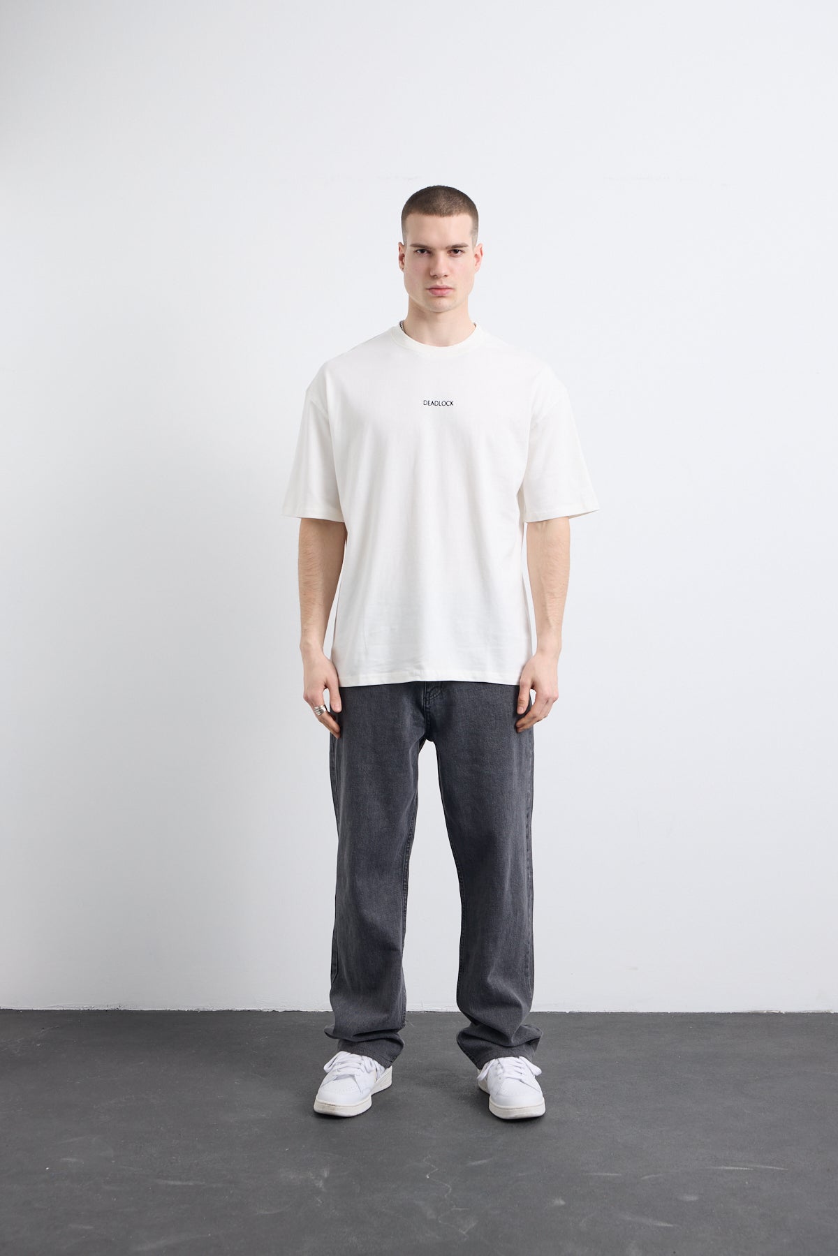 Minimal Nakış Detaylı Beyaz T-shirt