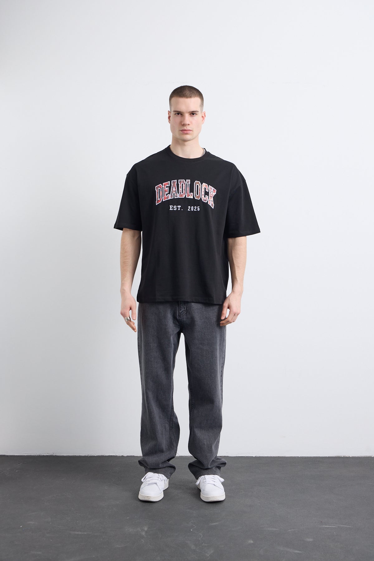 Renkli Nakış Detaylı Siyah T-shirt