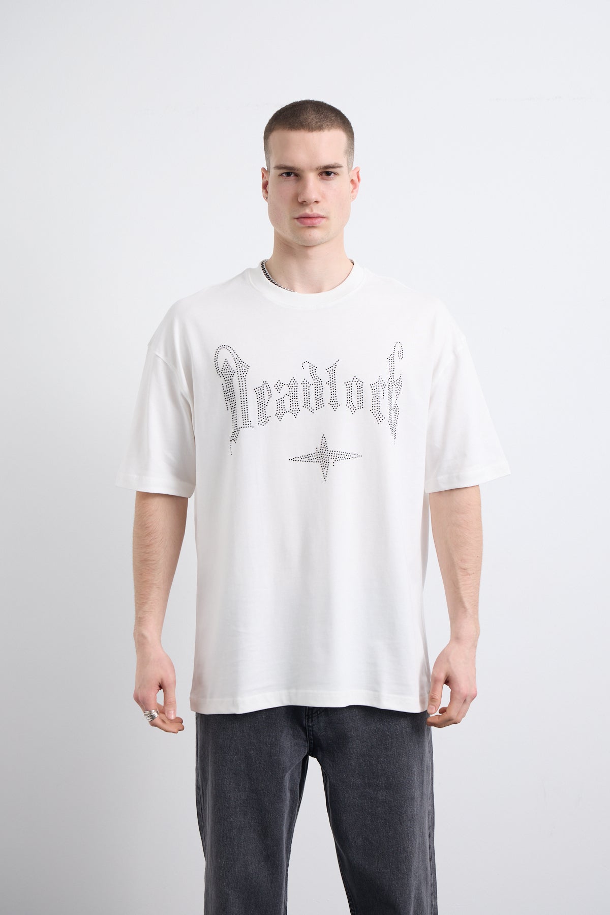 Gri Taş Baskı Detaylı Beyaz T-shirt
