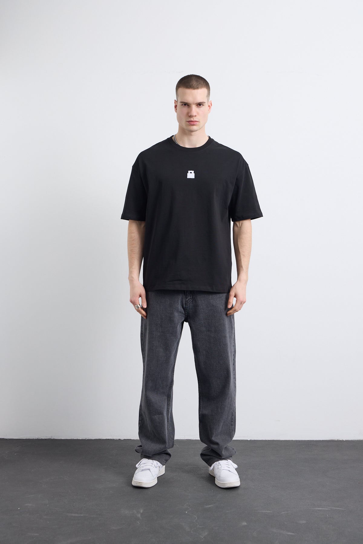 Kilit Nakış Detaylı Siyah T-shirt