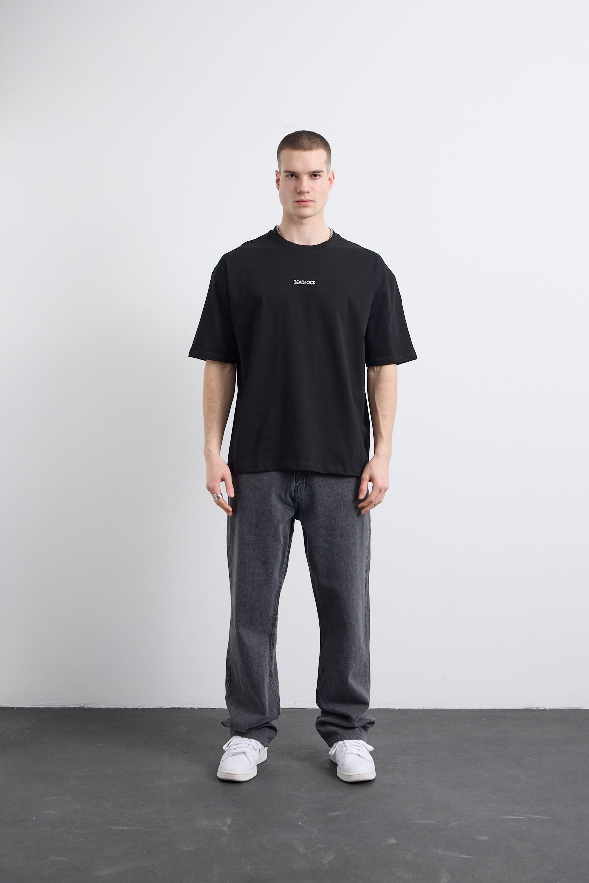 Minimal Nakış Detaylı Siyah T-shirt