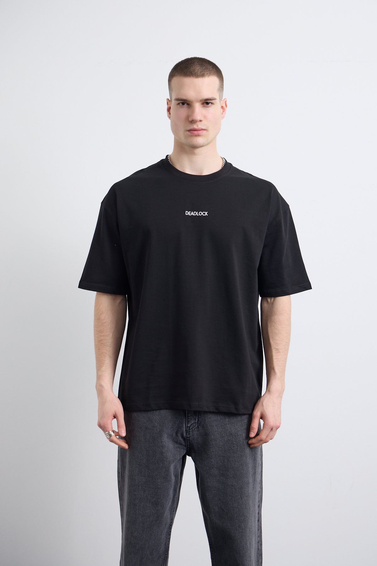 Minimal Nakış Detaylı Siyah T-shirt