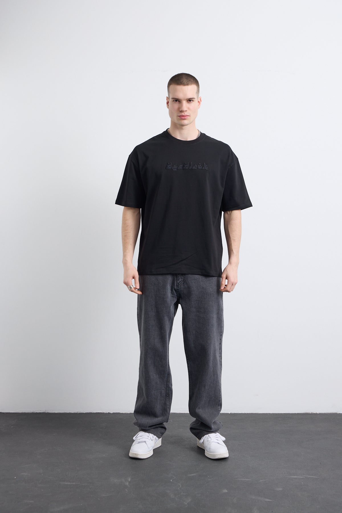 Siyah Nakış Detaylı T-shirt