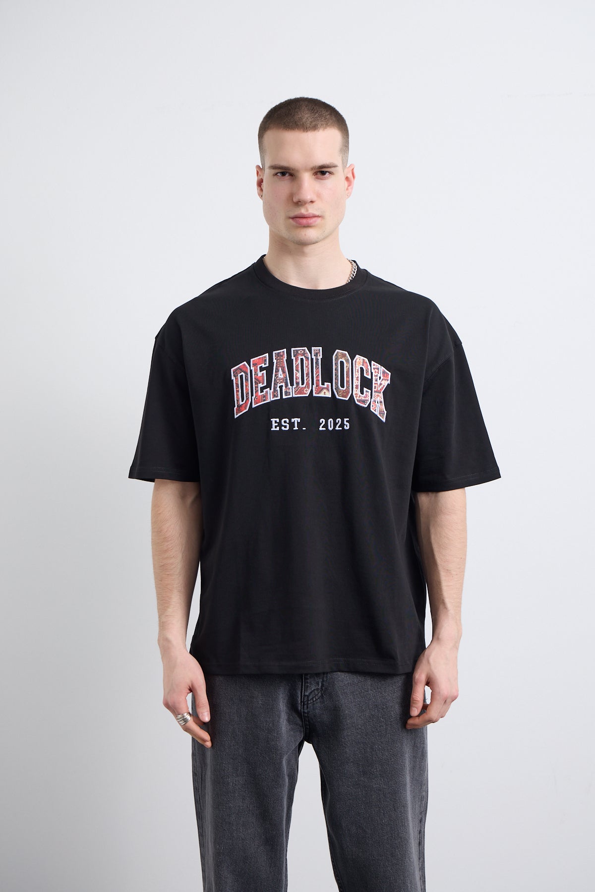 Renkli Nakış Detaylı Siyah T-shirt