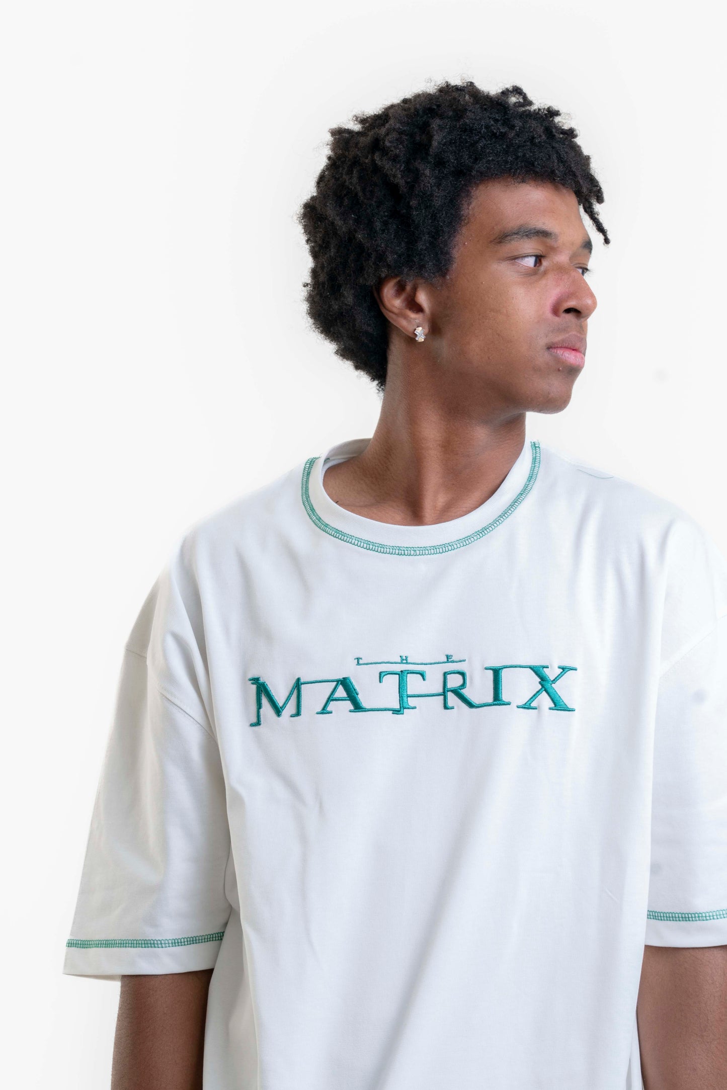 Matrix Nakışlı Oversize Tişört – Beyaz