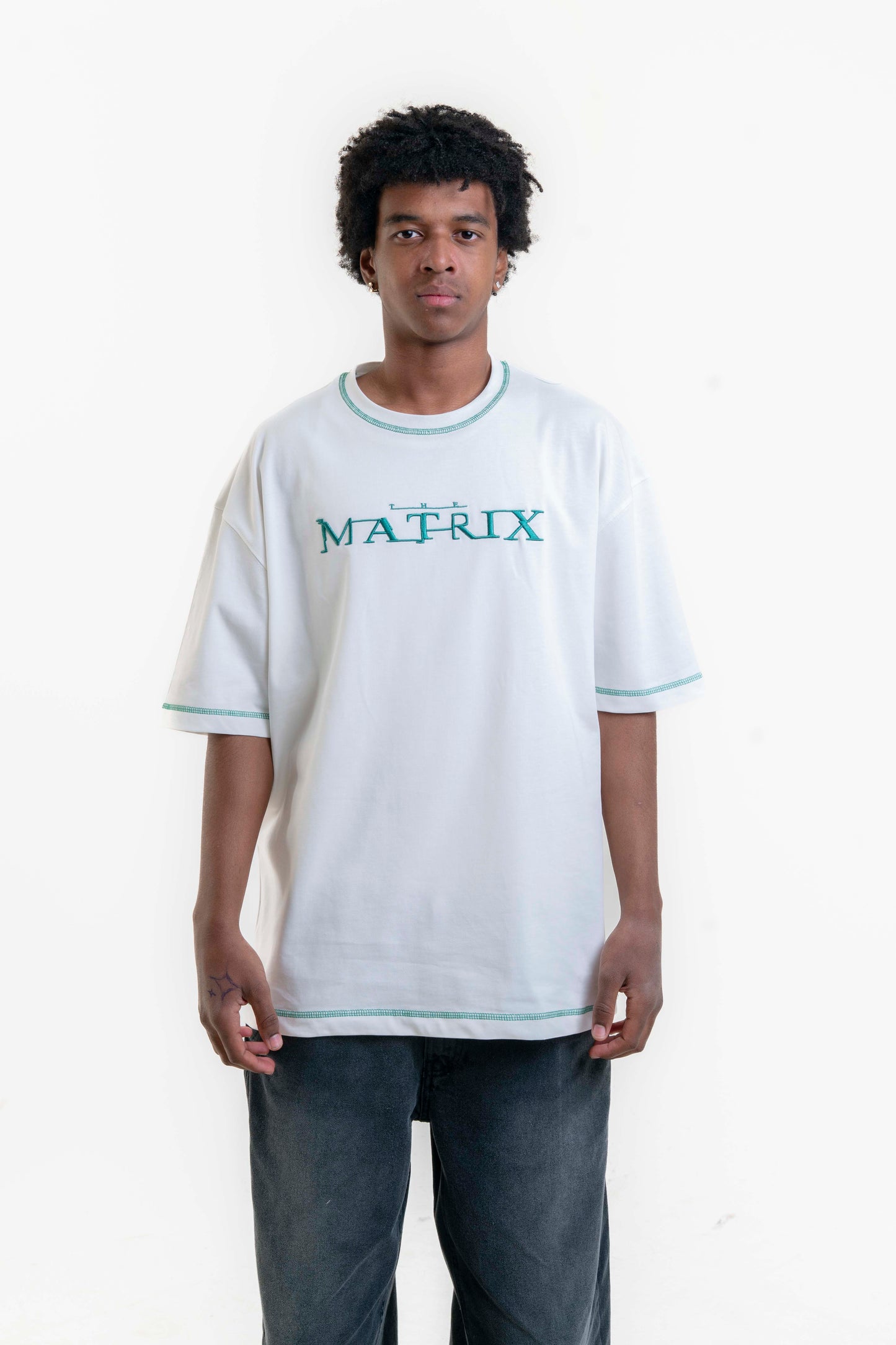 Matrix Nakışlı Oversize Tişört – Beyaz