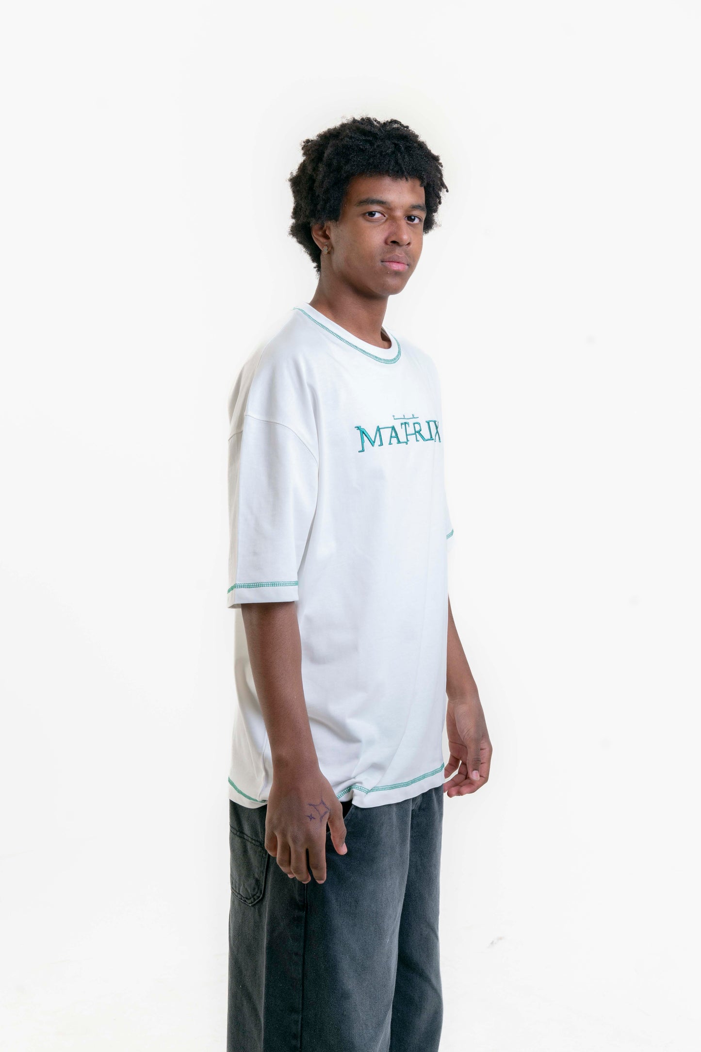 Matrix Nakışlı Oversize Tişört – Beyaz