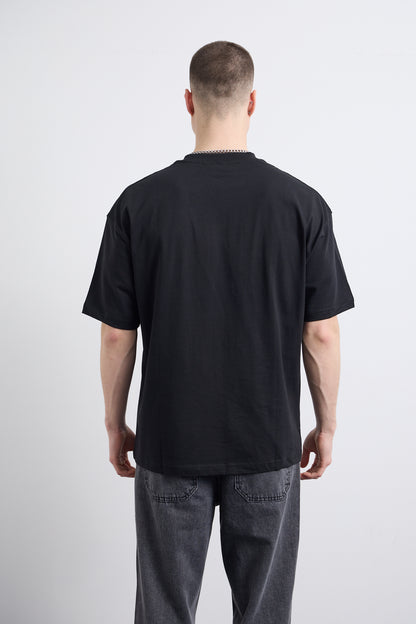 Minimal Nakış Detaylı Siyah T-shirt