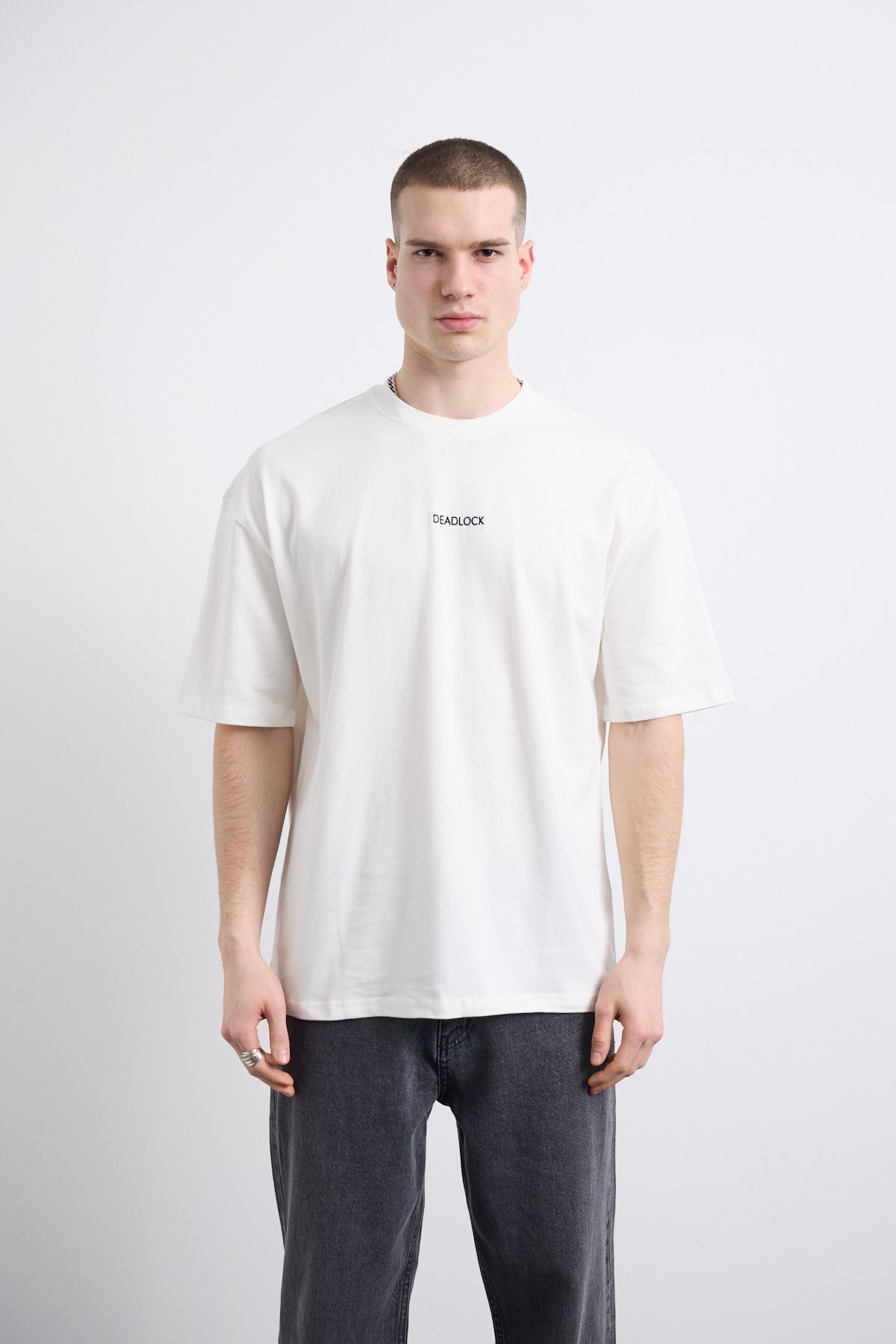 Minimal Nakış Detaylı Beyaz T-shirt