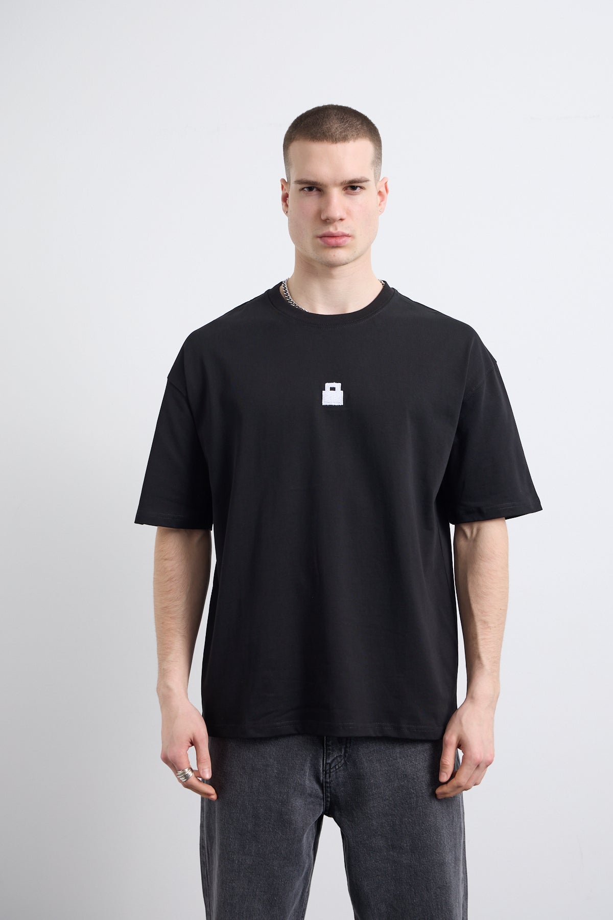Kilit Nakış Detaylı Siyah T-shirt